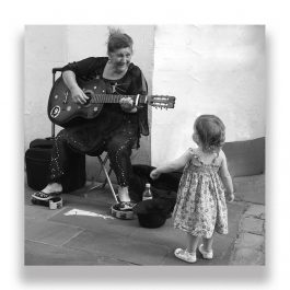 La guitariste et l’enfant
