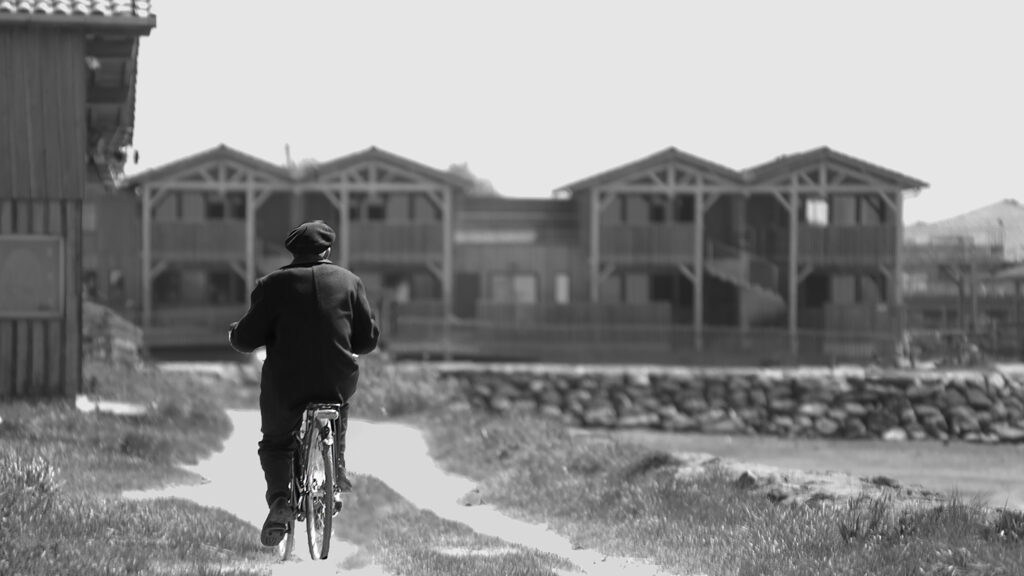 Photographie « A bicyclette », série Bassin de Sabine Chabot : Certaines scènes évoquent de vieilles cartes postales, pourtant c'est ici et maintenant.