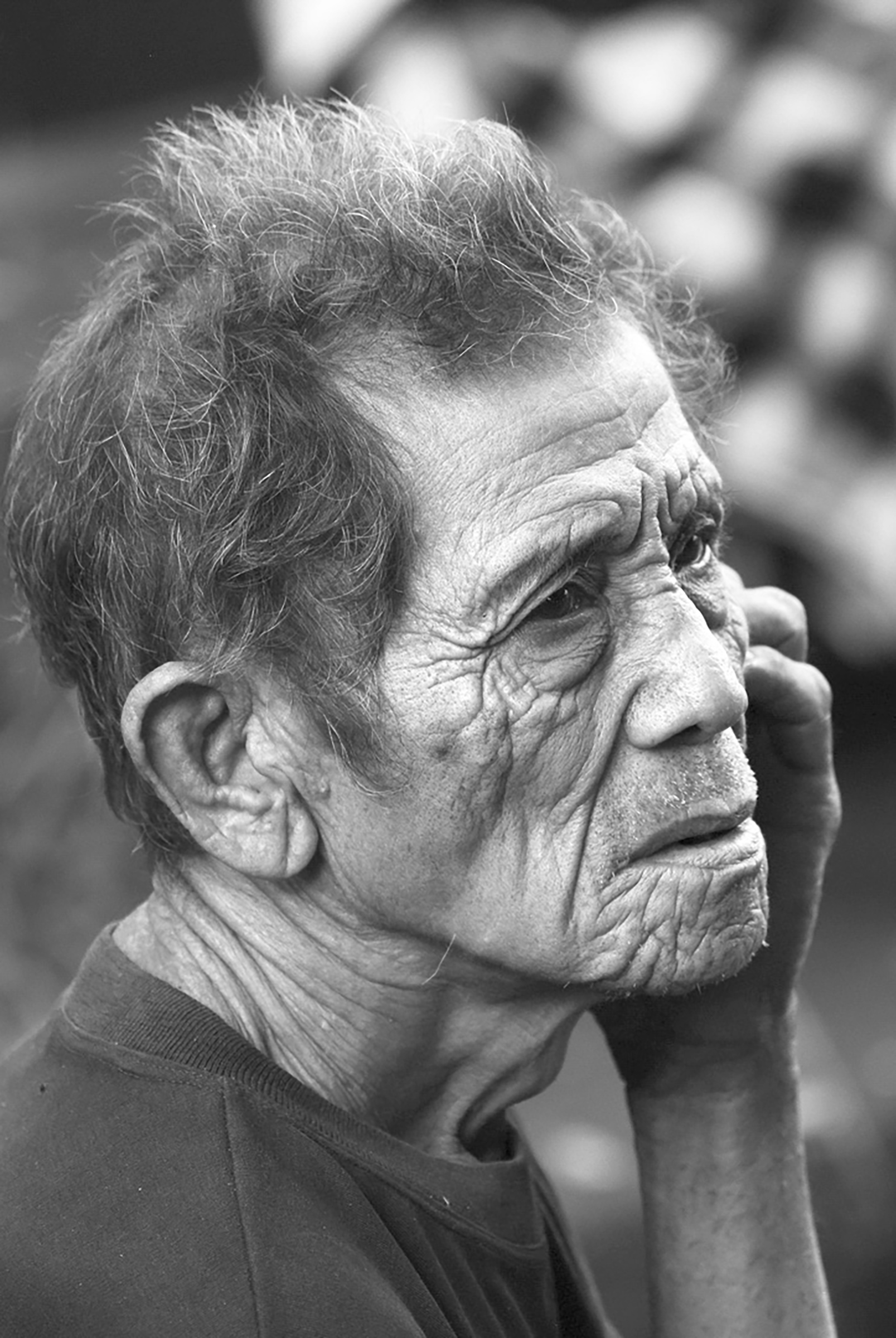 Photographie « Combat de coqs », série Portrait de Sabine Chabot : Il a parié son dernier billet dans son combat. Sa vie va basculer mais de quel côté?.