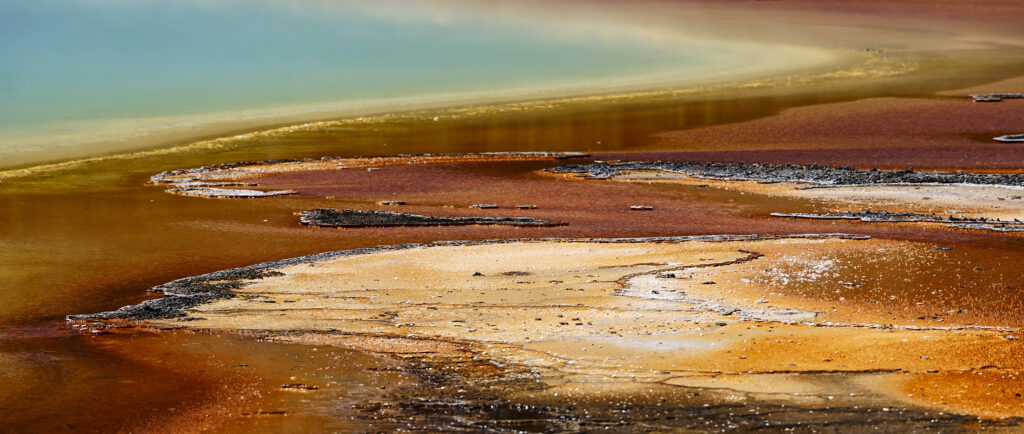 Photographie « Le grand Prismatic », série Prismatic de Sabine Chabot : Au ras du sol, les émanations de soufre donne un aspect lunaire au paysage.