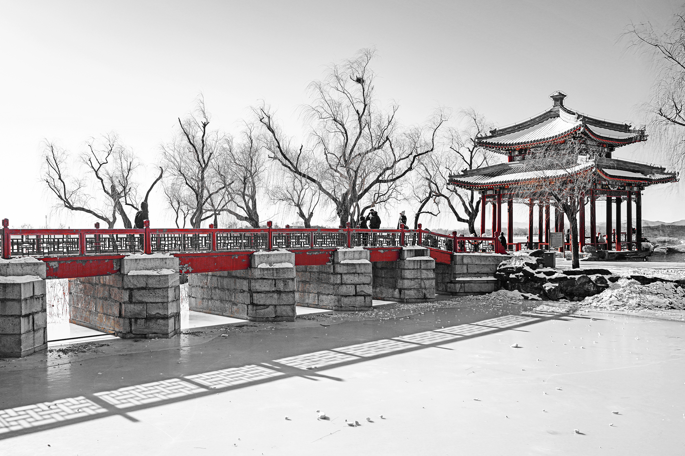 Photographie « Le Pont », série Rouge Chine de Sabine Chabot : Pont de pierre enjambant le lac gelé, au cœur du Palais d’Été impérial.