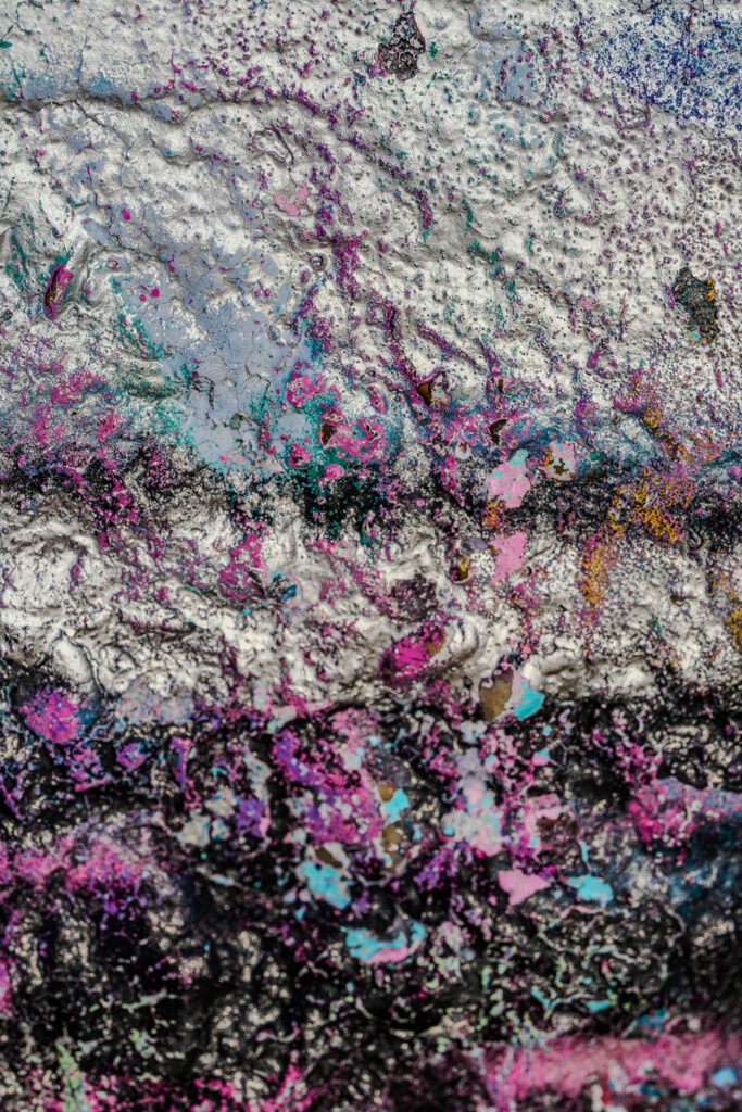 Photographie « Psychédélique #18 », série Psychédélique de Sabine Chabot : Infime partie d’un graffiti sur les blockhaus du Petit Nice.