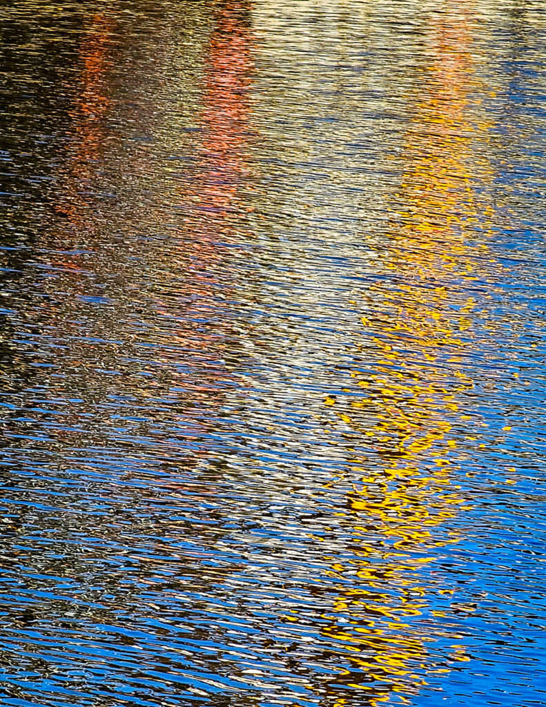 Photographie « Reflet#2 », série Reflets de Sabine Chabot : Les reflets des cabanes ostréicoles dans le bassin.