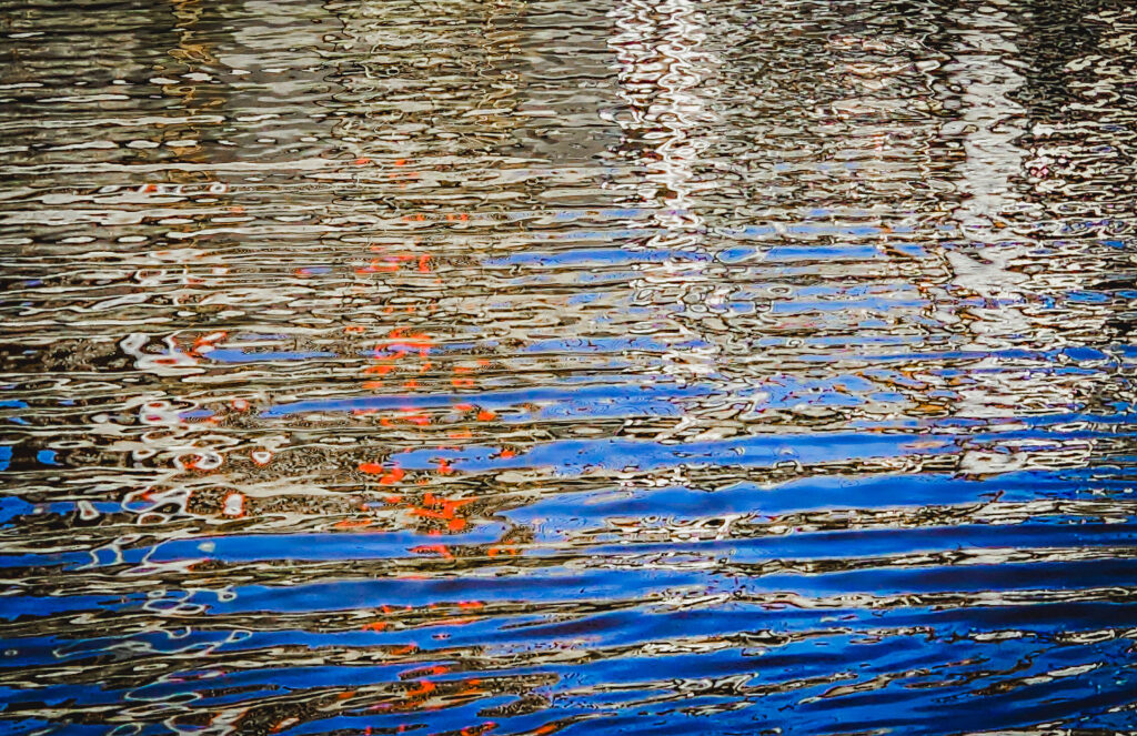 Photographie « Reflet#3 », série Reflets de Sabine Chabot : Les reflets des cabanes ostréicoles dans le bassin.