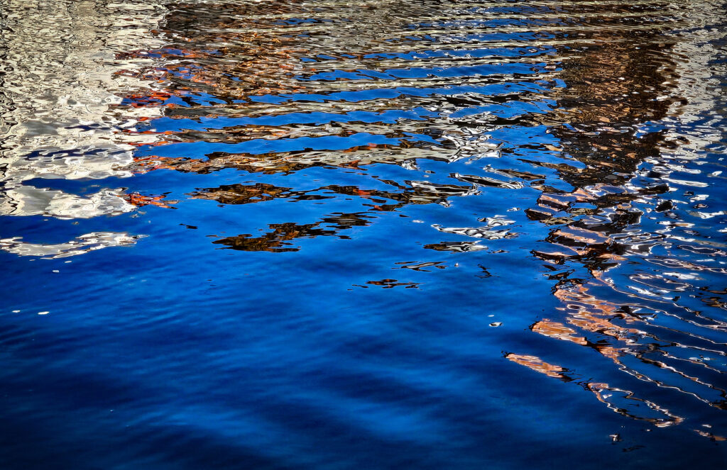 Photographie « Reflet#4 », série Reflets de Sabine Chabot : Les reflets des cabanes ostréicoles dans le bassin.