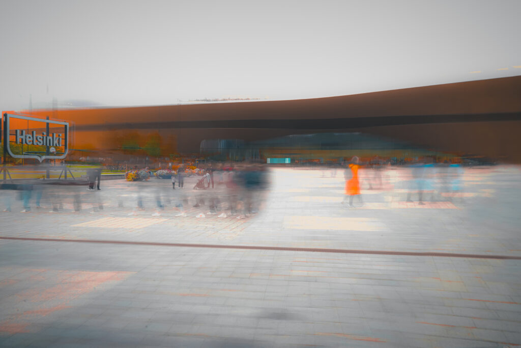 Photographie « Songe Helsinki », série Songes de Sabine Chabot : Une silhouette orange suspend le temps et le chaos de la ville.