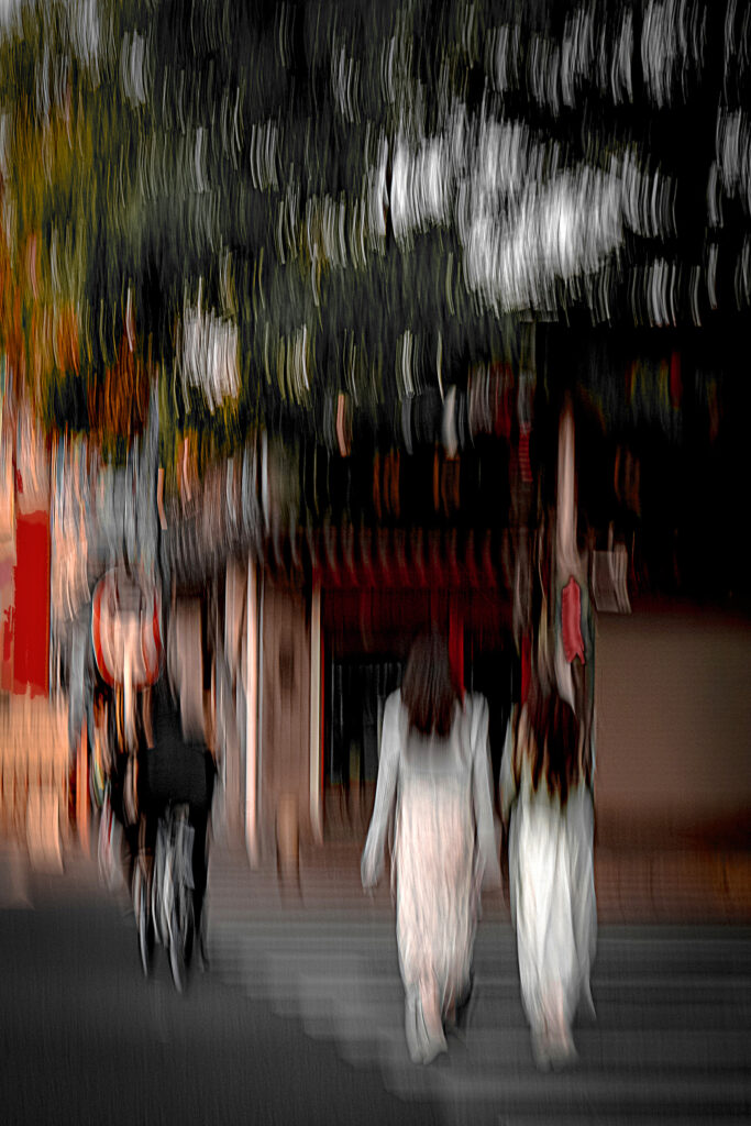 Photographie « Songe pékinoises », série Songes de Sabine Chabot : Deux élégantes silhouettes défient le chaos de la ville.
