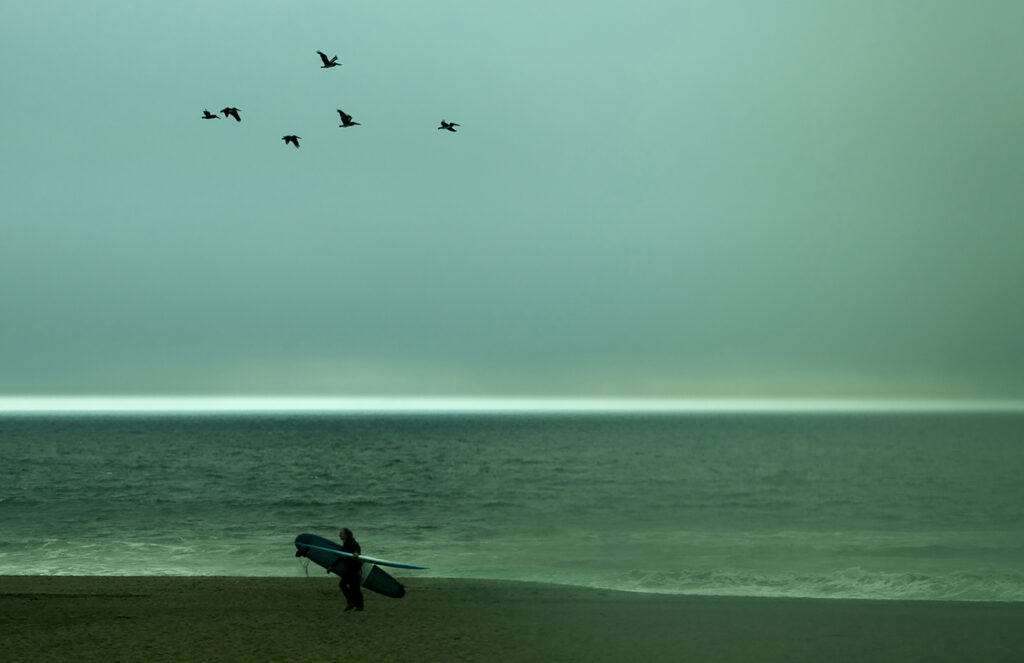 Photographie « Surfeur », série Couleurs de Sabine Chabot : la seconde d'avant la lumière était trop vive, celle d'après c'était trop tard.