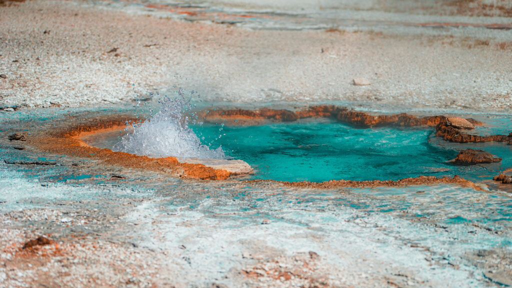 Photographie « Le grand Prismatic 11 », série Prismatic de Sabine Chabot : Au ras du sol, les émanations de soufre donnent un aspect lunaire au paysage.
