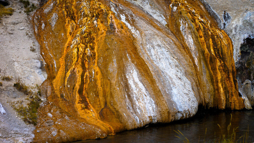Photographie « Le grand Prismatic 13 », série Prismatic de Sabine Chabot : Au ras du sol, les émanations de soufre donnent un aspect lunaire au paysage.
