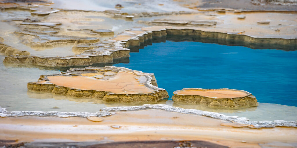 Photographie « Le grand Prismatic 16 », série Prismatic de Sabine Chabot : Au ras du sol, les émanations de soufre donnent un aspect lunaire au paysage.