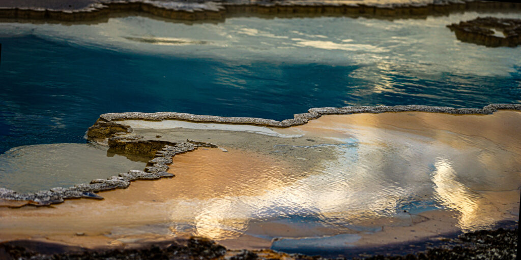 Photographie « Le grand Prismatic 17 », série Prismatic de Sabine Chabot : Au ras du sol, les émanations de soufre donnent un aspect lunaire au paysage.