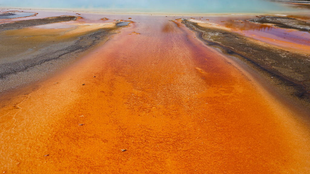 Photographie « Le grand Prismatic 18 », série Prismatic de Sabine Chabot : Au ras du sol, les émanations de soufre donnent un aspect lunaire au paysage.