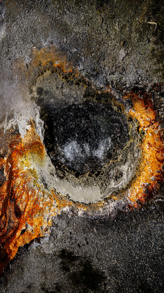 Photographie « Le grand Prismatic 2 », série Prismatic de Sabine Chabot : Au ras du sol, les émanations de soufre donnent un aspect lunaire au paysage.