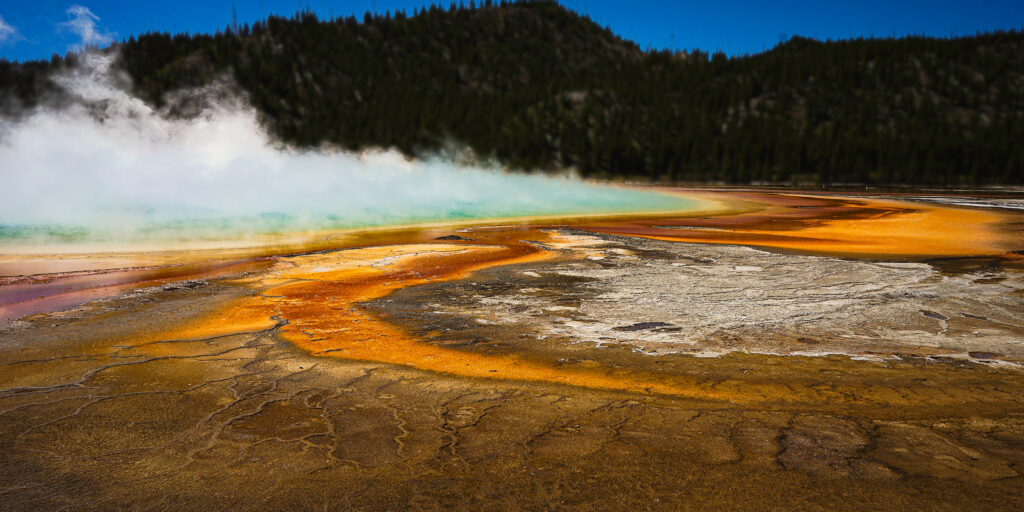 Photographie « Le grand Prismatic 3 », série Prismatic de Sabine Chabot : Au ras du sol, les émanations de soufre donnent un aspect lunaire au paysage.