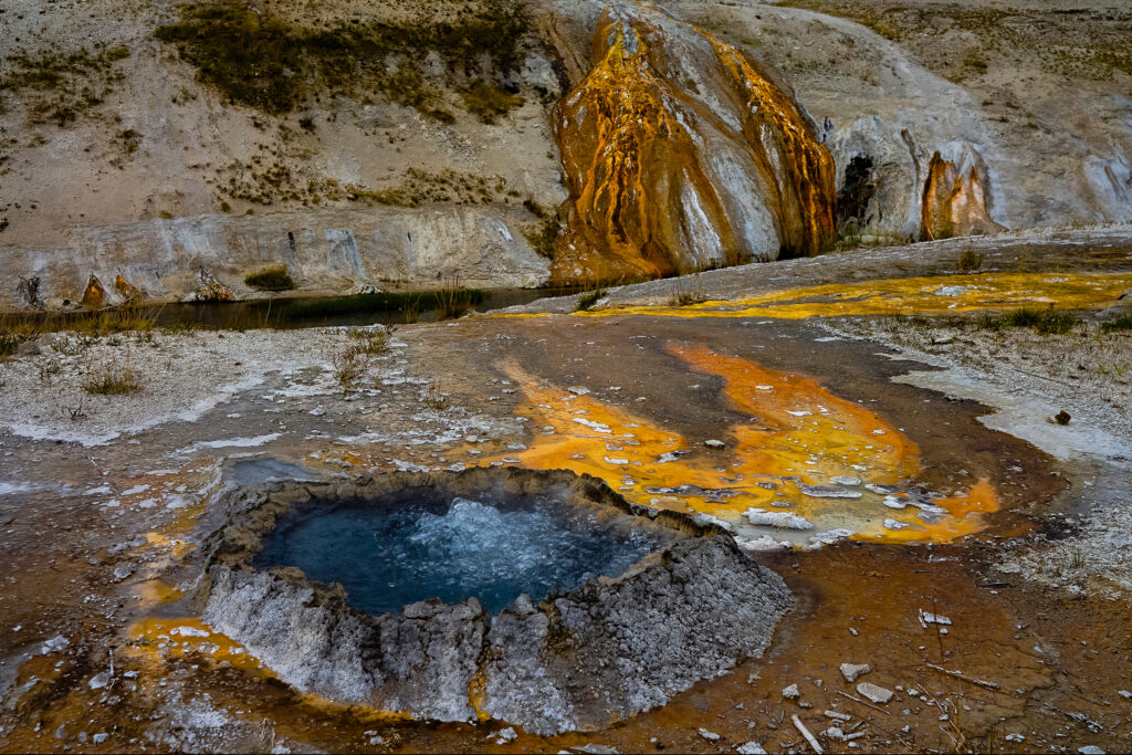 Photographie « Le grand Prismatic 7 », série Prismatic de Sabine Chabot : Au ras du sol, les émanations de soufre donnent un aspect lunaire au paysage.