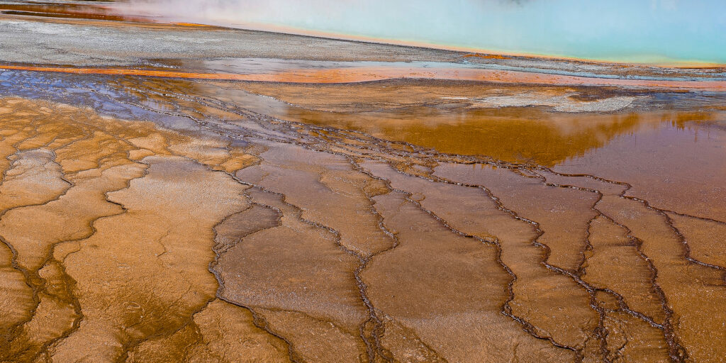 Photographie « Le grand Prismatic 8 », série Prismatic de Sabine Chabot : Au ras du sol, les émanations de soufre donnent un aspect lunaire au paysage.