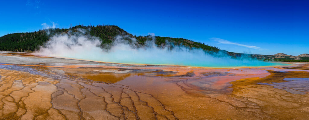 Photographie « Le grand Prismatic 9 », série Prismatic de Sabine Chabot : Au ras du sol, les émanations de soufre donnent un aspect lunaire au paysage.